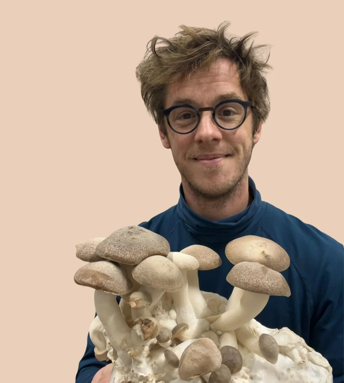 Florestan, fondateur des Myconautes, avec une brassée de champignons